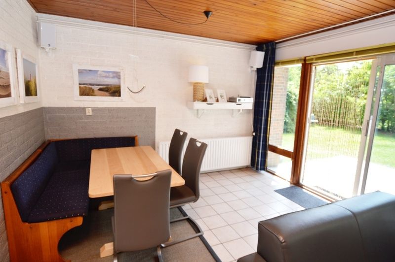 Eethoek met uitzicht op de natuur in Tempelierweg 10, De Dennen, Texel.