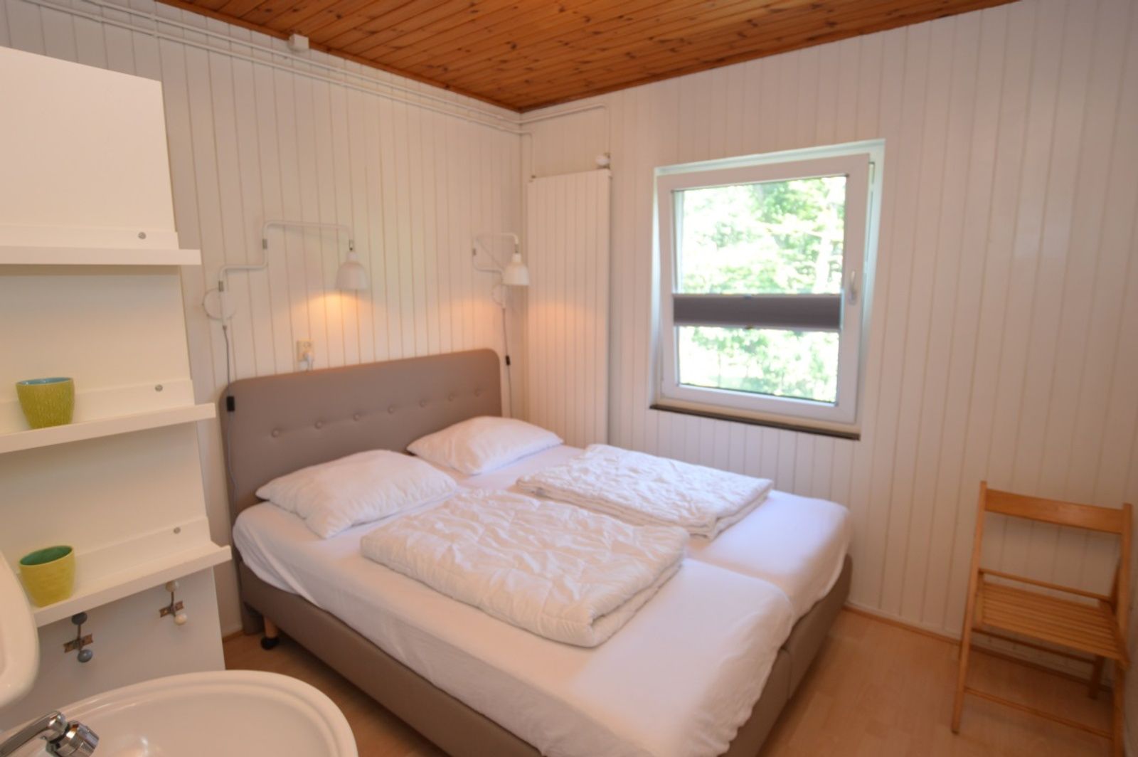 Hoofdslaapkamer met tweepersoonsbed in Tempelierweg 10, De Dennen, Texel.