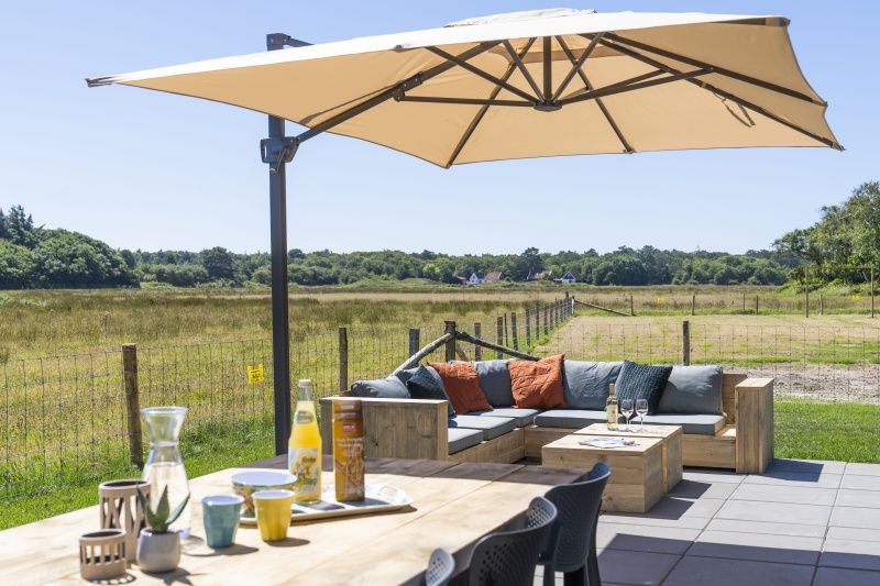 Geniessen Sie die Terrasse des Ferienhauses 1 in De Dennen Texel mit Blick auf die Natur der Waddeninseln.
