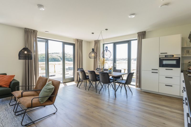 Esszimmer im Ferienhaus 1 in De Dennen Texel, mit Blick auf die schoene Natur der Watteninseln.