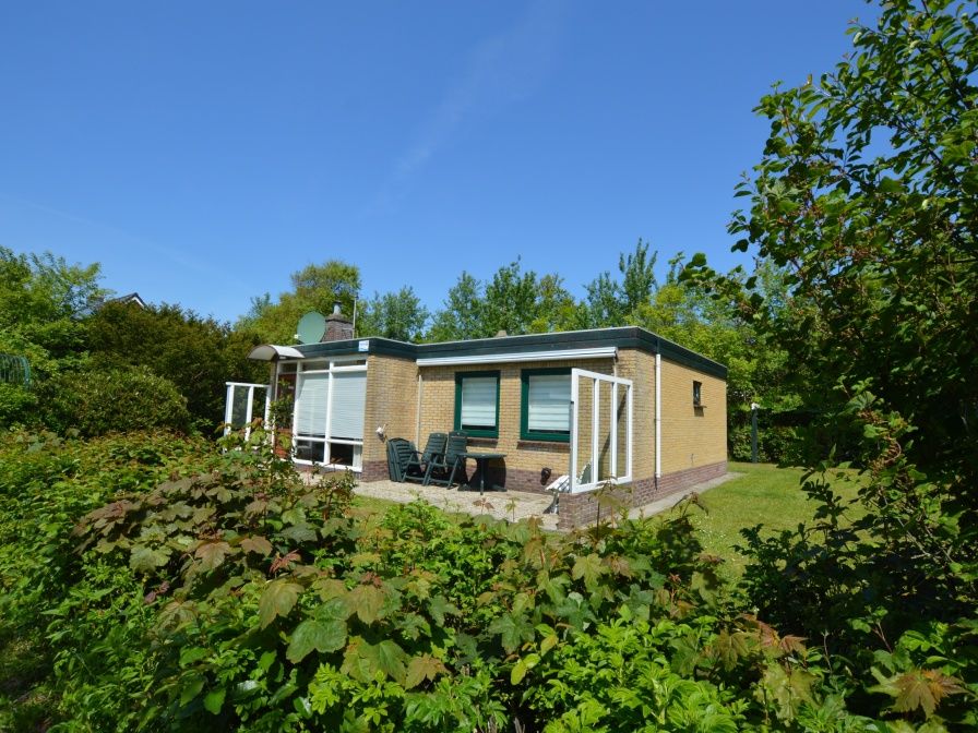 Vacation home Tempelierweg 38 in De Dennen, Texel with sunny garden and green view.