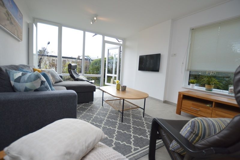 Cozy living room of Tempelierweg 38, vacation home in De Dennen, Texel with modern furnishings.