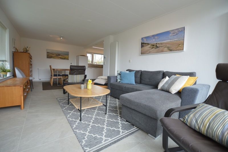 Open living room and kitchen in Tempelierweg 38, vacation home in De Dennen, Texel for a spacious feeling.