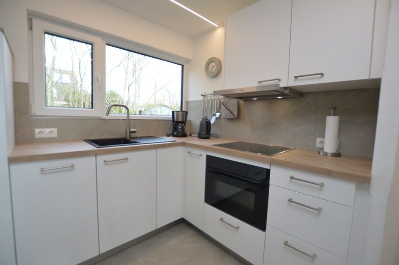 Practical kitchen of Tempelierweg 38, vacation home in De Dennen, Texel with modern appliances.