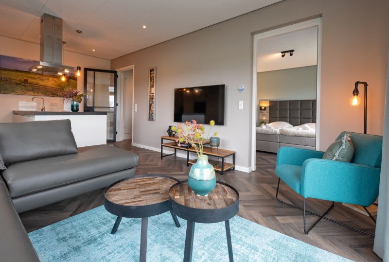 Gezellige zithoek in Appartement Bos en Duin 01, De Dennen, Texel met toegang tot slaapkamer.