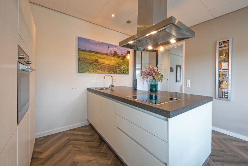 Strakke keuken met kookeiland in Appartement Bos en Duin 01, De Dennen, Texel.