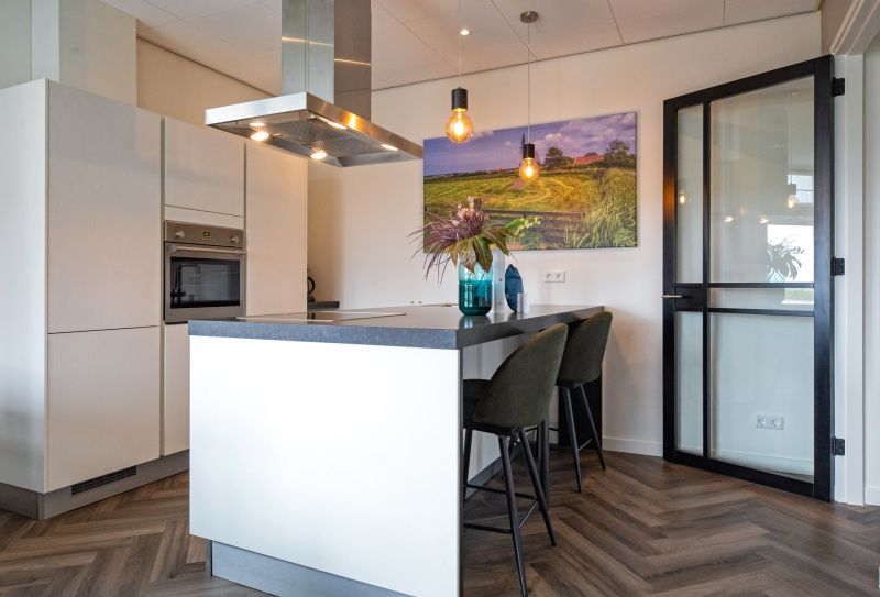 Functionele keuken met barstoelen in Appartement Bos en Duin 01, De Dennen, Texel.