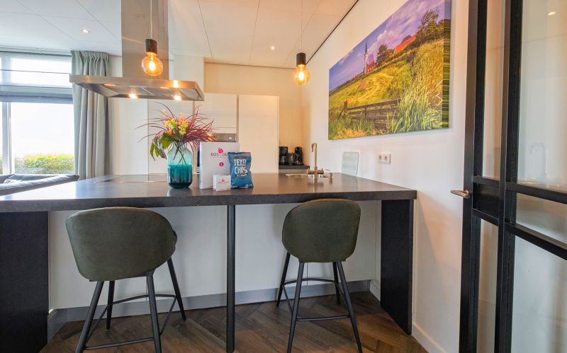 Eetbar in de keuken van Appartement Bos en Duin 01, De Dennen, Texel met schilderij.