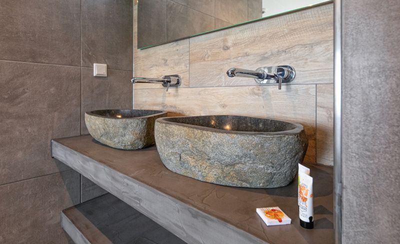 Stijlvolle wastafels in de badkamer van Appartement Bos en Duin 01, De Dennen, Texel.