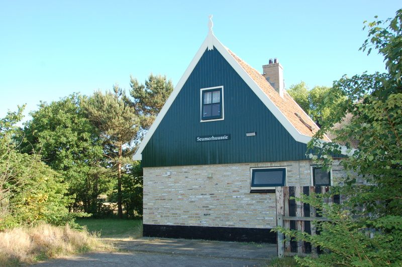 Aussenansicht von 't Seumerhuussie, charmantes Ferienhaus in De Dennen, Texel, umgeben von Natur.