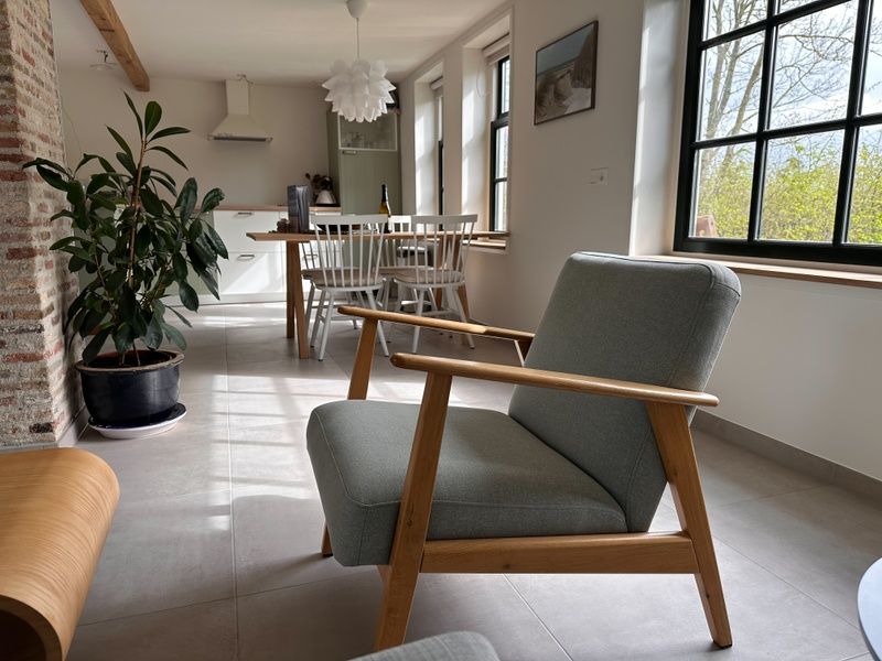 Essecke und Kueche in 't Seumerhuussie, Ferienhaus De Dennen Texel, mit Holzmoebeln und viel Licht.