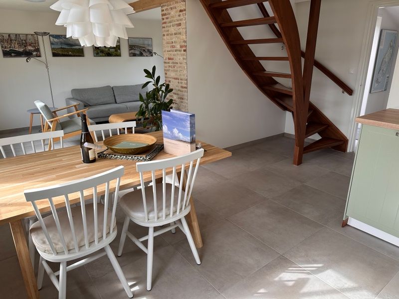 Einzigartiges Holzregal und Kunst in 't Seumerhuussie, Ferienhaus De Dennen Texel, mit maritimer Dekoration.