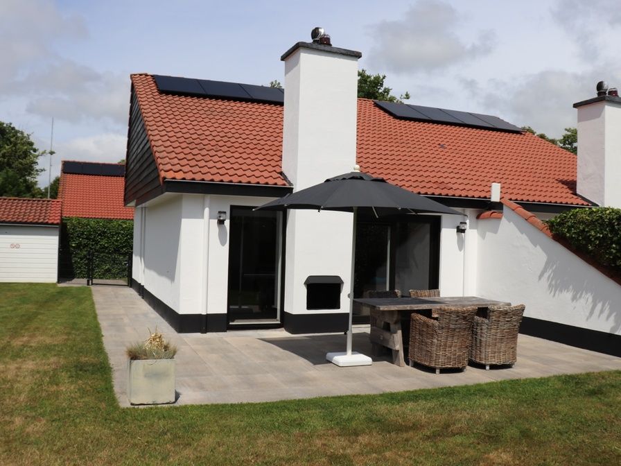 Ferienhaus Gortersmient 302 in De Dennen, Texel mit sonniger Terrasse und moderner Einrichtung.