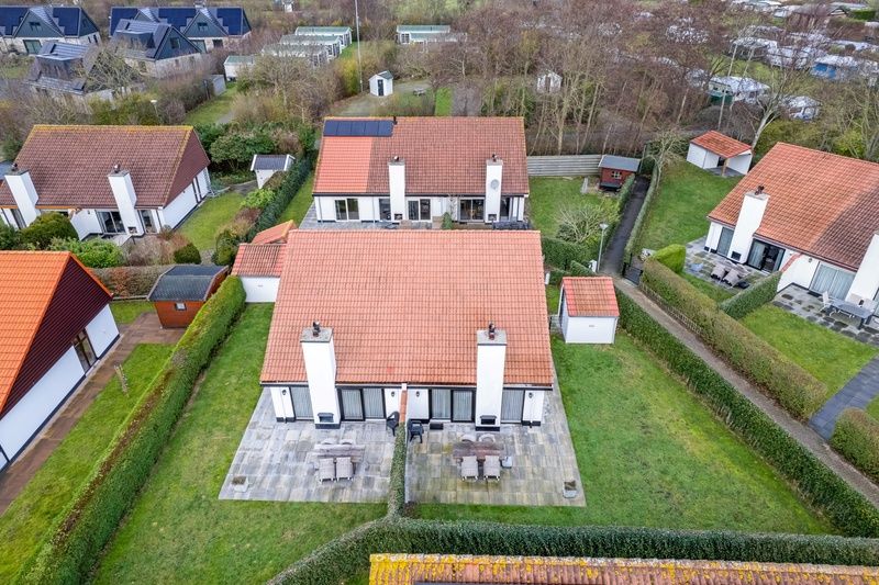 Luftaufnahme des Ferienhauses Gortersmient 302 in De Dennen, Texel, umgeben von Natur.