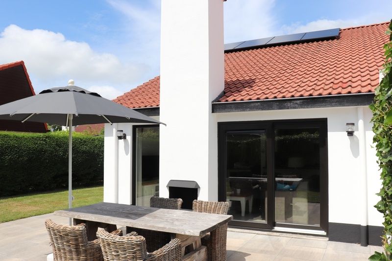 Freisitz des Ferienhauses Gortersmient 302, De Dennen, Texel mit Sonnenschirm.