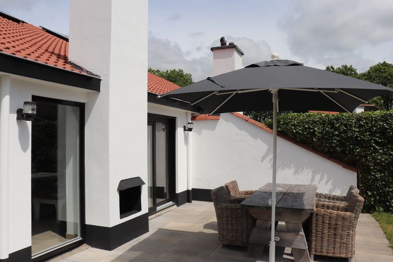 Ferienhaus Gortersmient 302 in De Dennen, Texel mit gemuetlicher Terrasse und Garten.