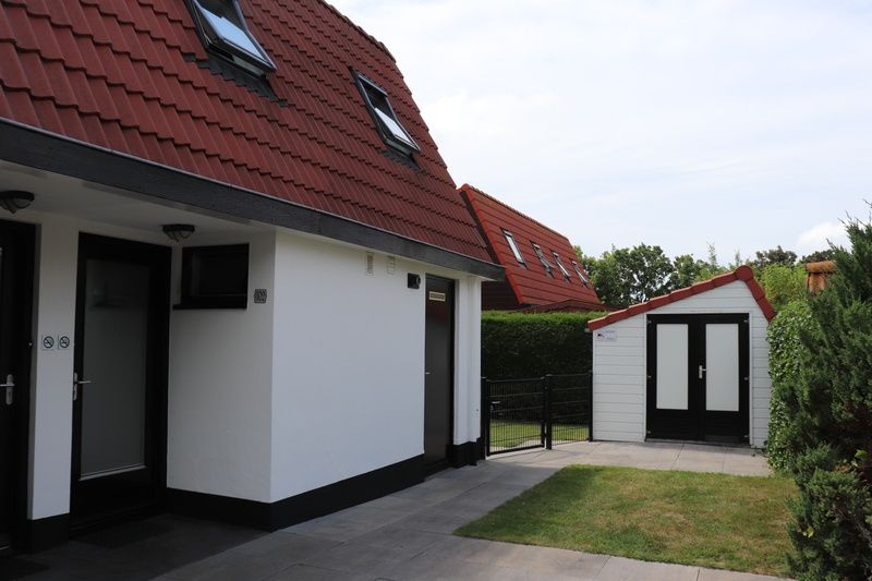 Eingang zum Ferienhaus Gortersmient 302 in De Dennen, Texel mit Nebengebaeude.