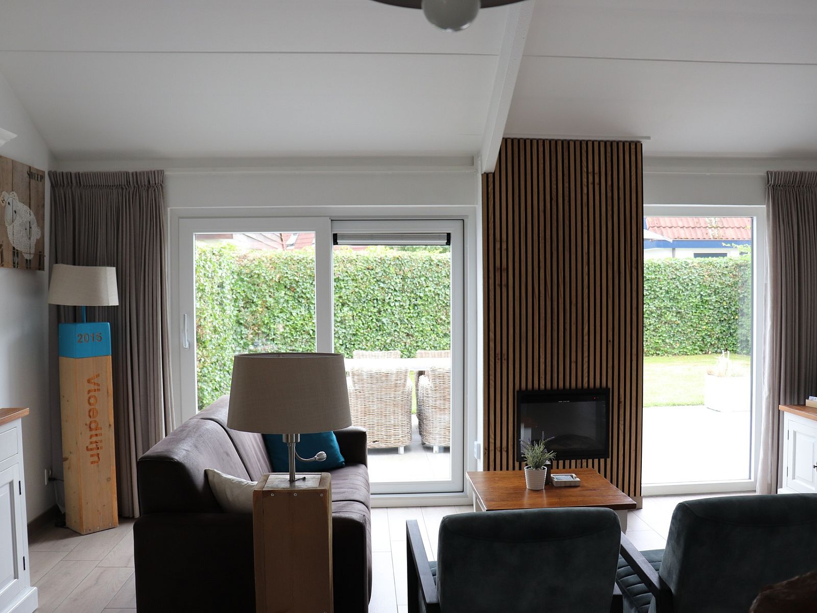 Wohnzimmer des Ferienhauses Gortersmient 302 in De Dennen, Texel mit Blick auf den Garten.