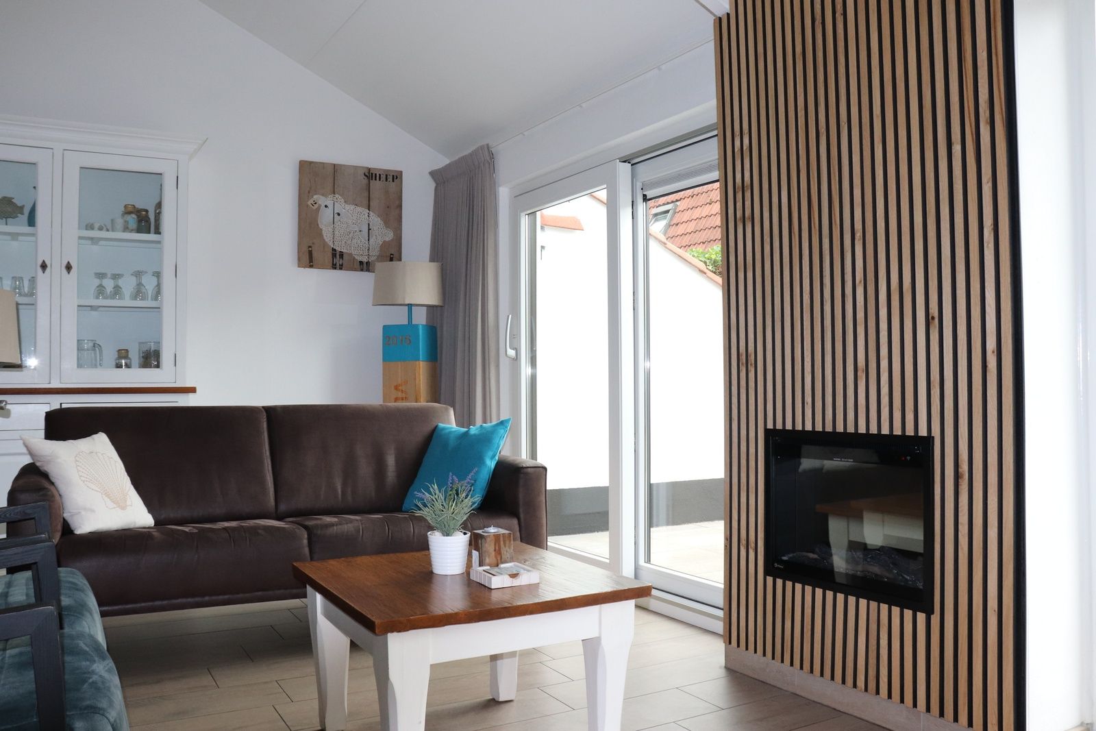 Gemuetliche Sitzecke im modern eingerichteten Ferienhaus Gortersmient 302, De Dennen, Texel.