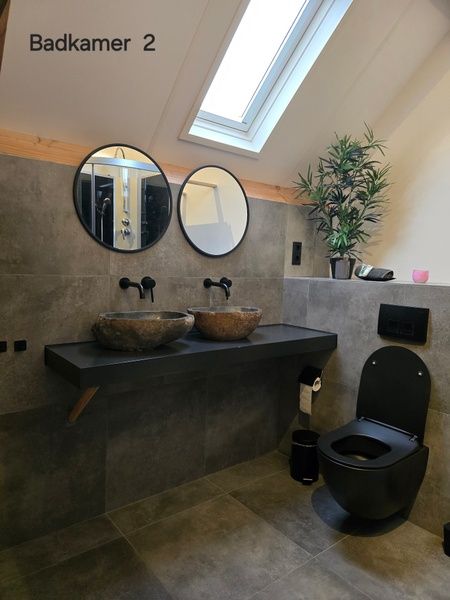 Stylish bathroom in Helianthus vacation home, De Dennen, Texel with modern sinks.