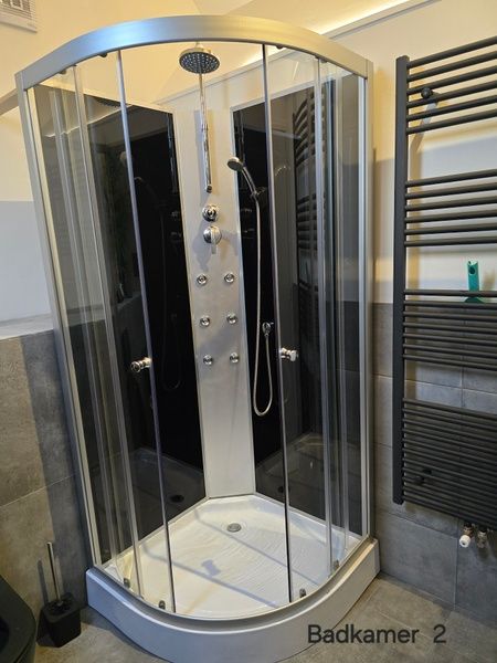 Luxury shower cabin in Helianthus vacation home, De Dennen, Texel for refreshing shower.