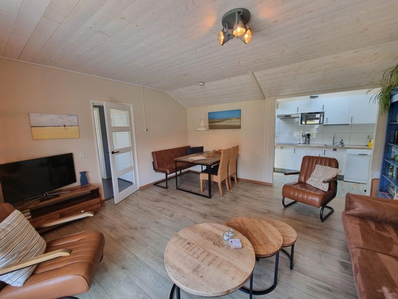 Eet- en zithoek in Boszicht vakantiehuis in De Dennen, Texel met open keuken.