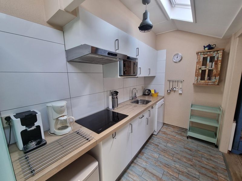 Volledig uitgeruste keuken in Boszicht vakantiehuis, De Dennen, Texel met moderne apparatuur.
