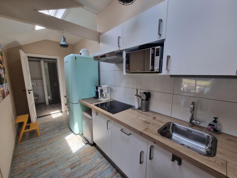 Keuken van Boszicht vakantiehuis in De Dennen, Texel met retro koelkast en lichtinval.