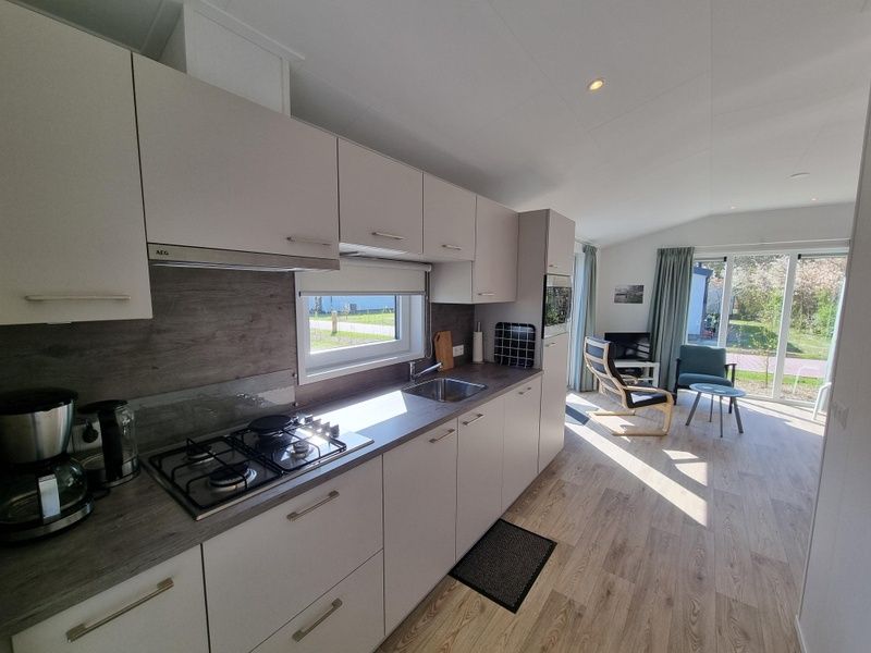 Moderne Kueche im Vakantiepark de Bremakker - Bosveld 146, einem komfortablen Ferienhaus in De Dennen, Texel.