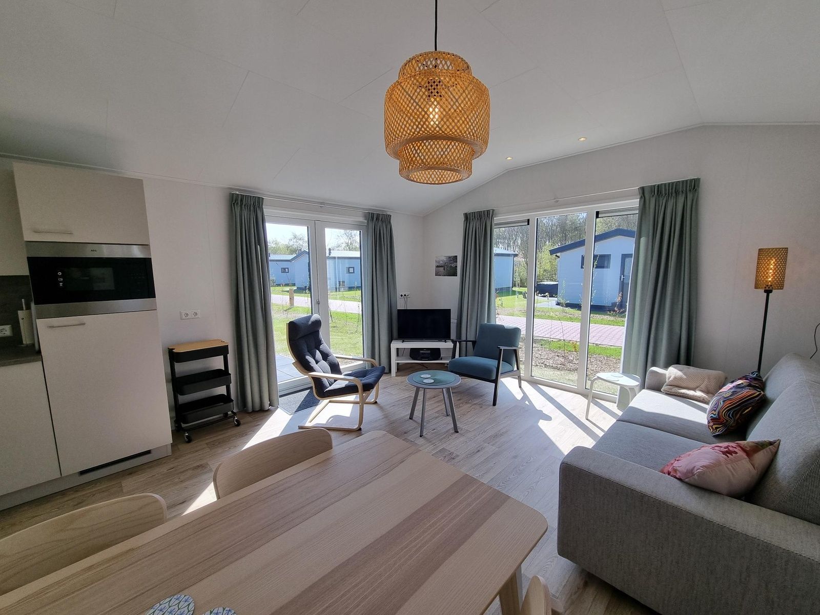 Helles Wohnzimmer mit Blick auf die Natur im Vakantiepark de Bremakker - Bosveld 146, Texel.