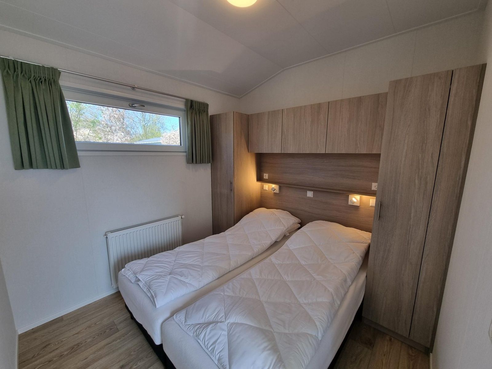 Komfortables Schlafzimmer im Ferienpark de Bremakker - Bosveld 146, ideal fuer einen entspannten Aufenthalt auf Texel.