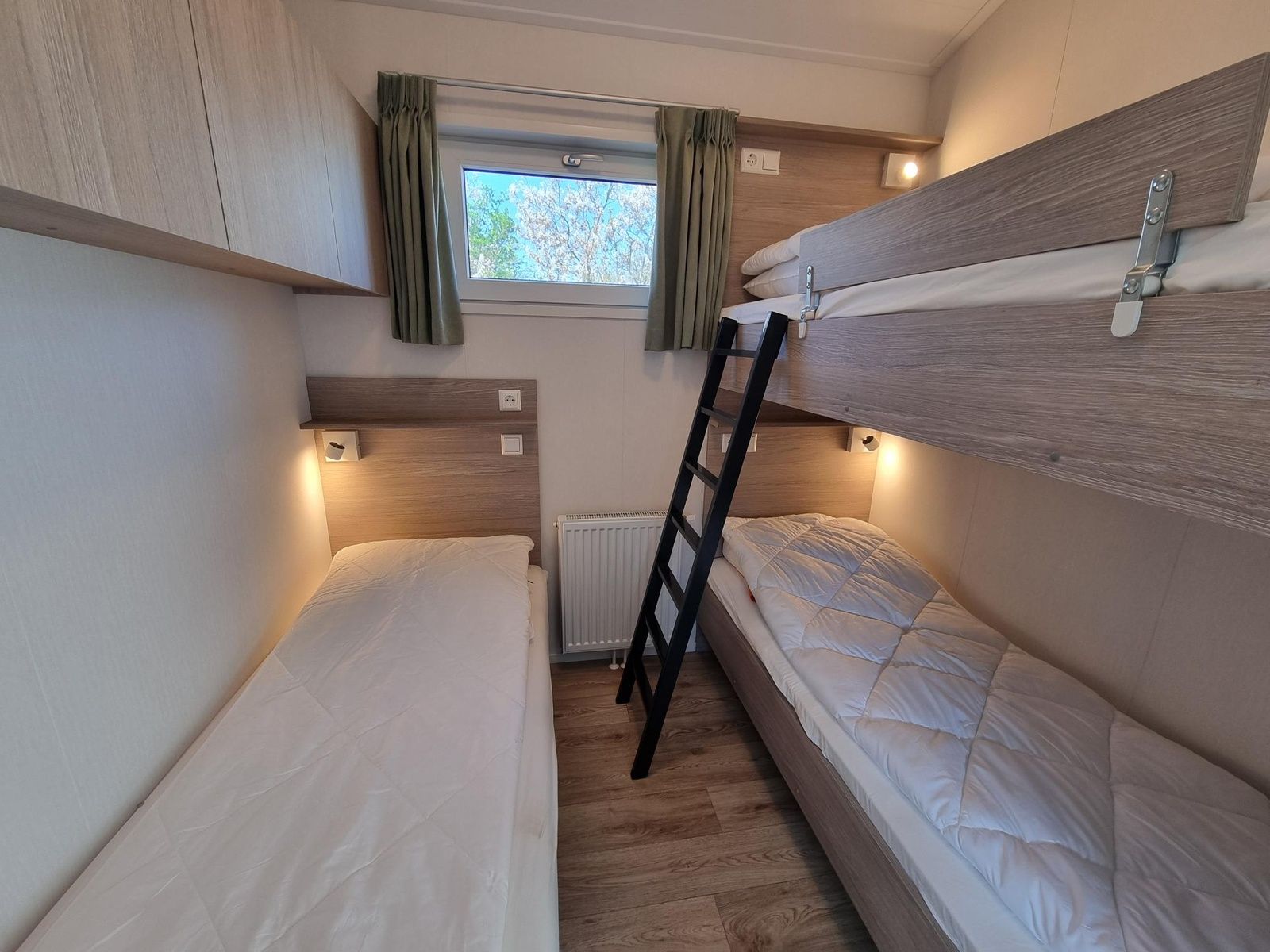 Gemuetliches Kinderzimmer mit Etagenbett im Ferienpark de Bremakker - Bosveld 146, Texel, ideal fuer Familien.