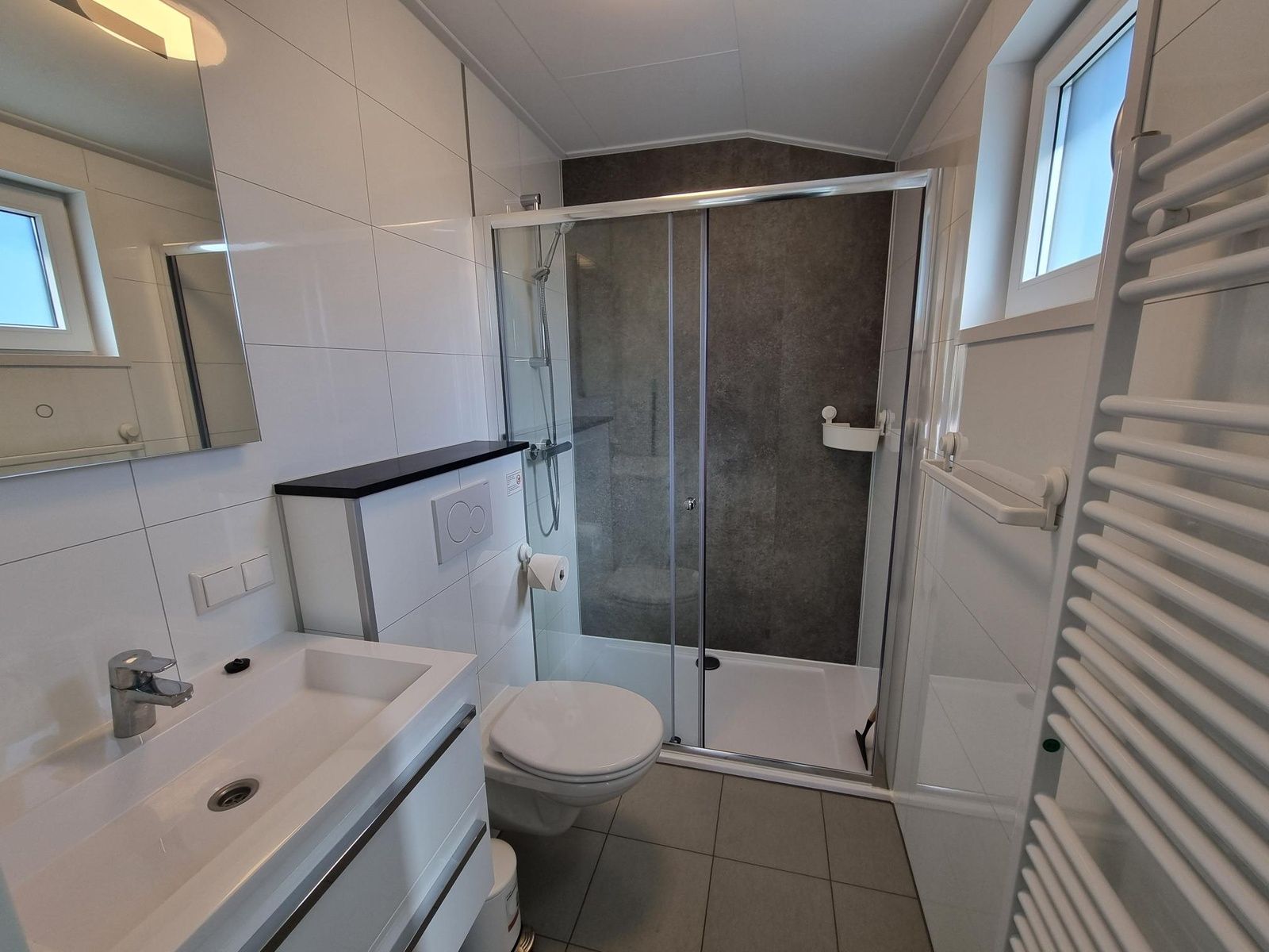 Modernes Badezimmer im Vakantiepark de Bremakker - Bosveld 146, einem Luxus-Ferienhaus in De Dennen, Texel.