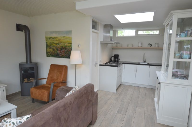 Moderne Kueche des Ferienhauses Tempelierweg - Kogermient 11 in De Dennen, Texel.