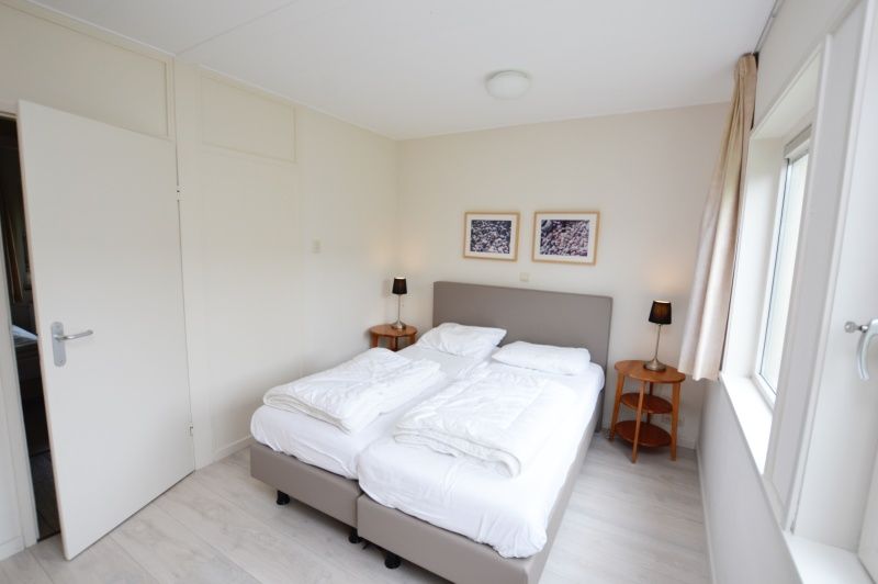 Zweites Schlafzimmer mit Aussicht im Ferienhaus Tempelierweg - Kogermient 11, De Dennen, Texel.