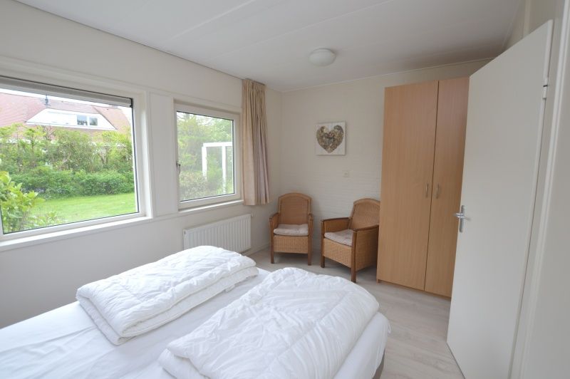 Schlafzimmer mit Einzelbetten im Ferienhaus Tempelierweg - Kogermient 11, De Dennen, Texel.