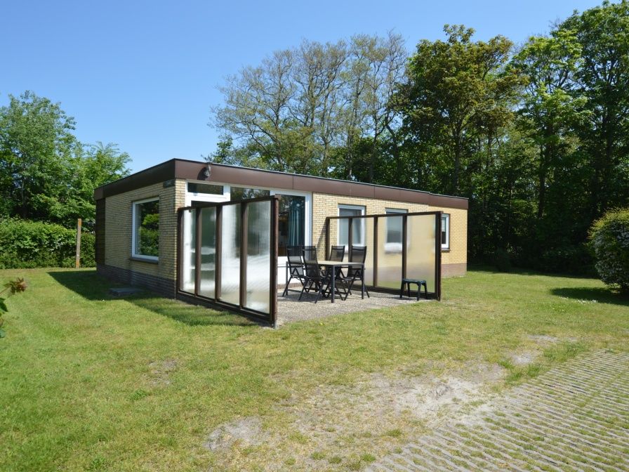 Ferienhaus Tempelierweg 37 in De Dennen, Texel mit Sonnenterrasse und gruenem Garten.