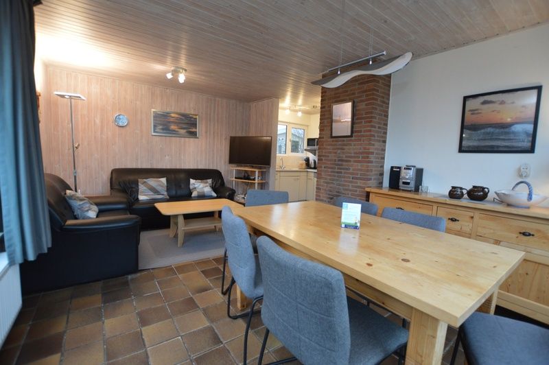 Gemuetliches Esszimmer im Tempelierweg 37, De Dennen, Texel mit Holztisch und bequemen Stuehlen.