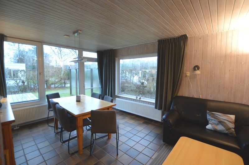 Speisesaal mit Blick auf den Garten im Tempelierweg 37, De Dennen, Texel fuer gemuetliche Mahlzeiten.