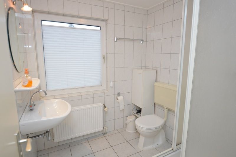Geraeumiges Badezimmer im Ferienhaus Tempelierweg 37, De Dennen, Texel mit modernen Annehmlichkeiten.