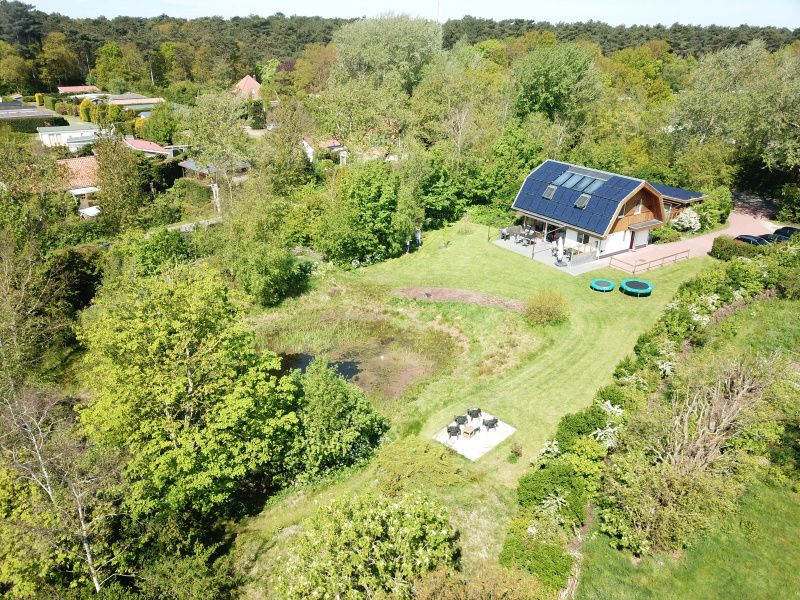 Aerial view of Vijverhof vacation home in De Dennen, Texel, amid lush nature.