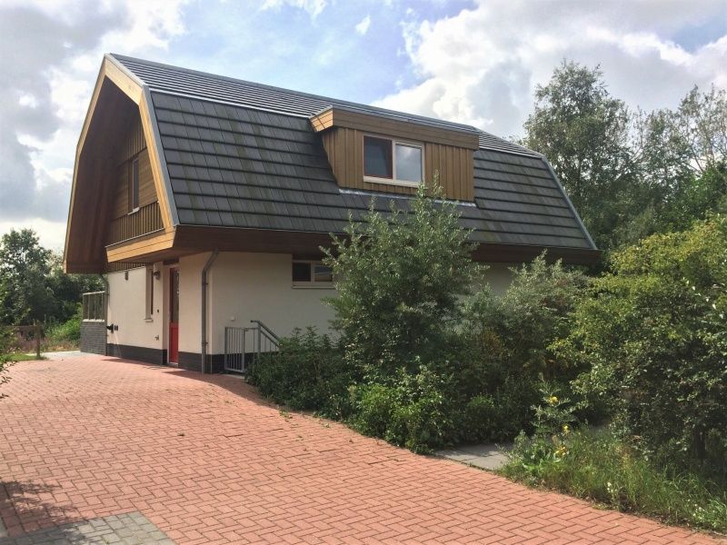 Front view of Vijverhof vacation home in De Dennen, Texel with modern roof construction.