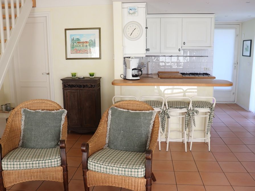 Gemuetliche Kueche im Ferienhaus Gortersmient 264, De Dennen, Texel mit Sitzecke und Barstuehlen.