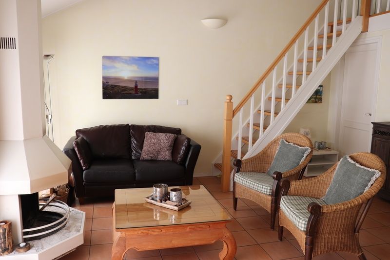 Gemuetliches Wohnzimmer mit Kamin im Ferienhaus Gortersmient 264, De Dennen, Texel.