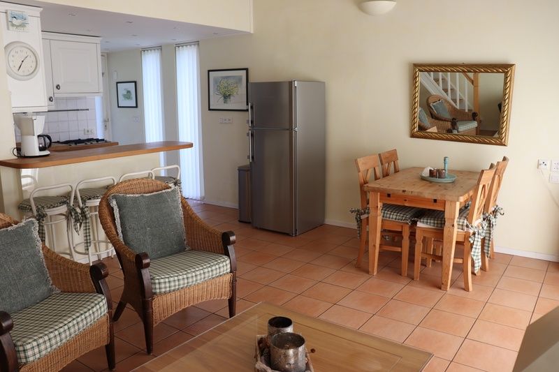 Essecke und Kueche im Ferienhaus Gortersmient 264, De Dennen, Texel mit Holzmoebeln.