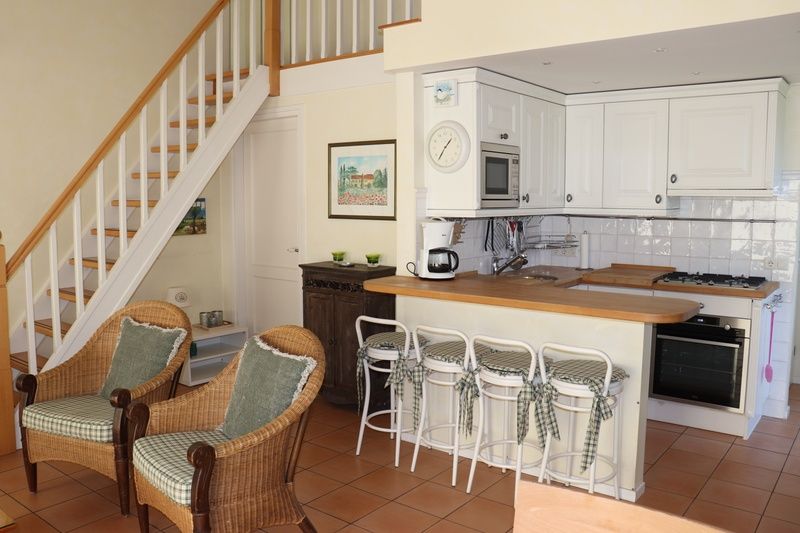 Moderne Kueche mit Bar im Ferienhaus Gortersmient 264, De Dennen, Texel.