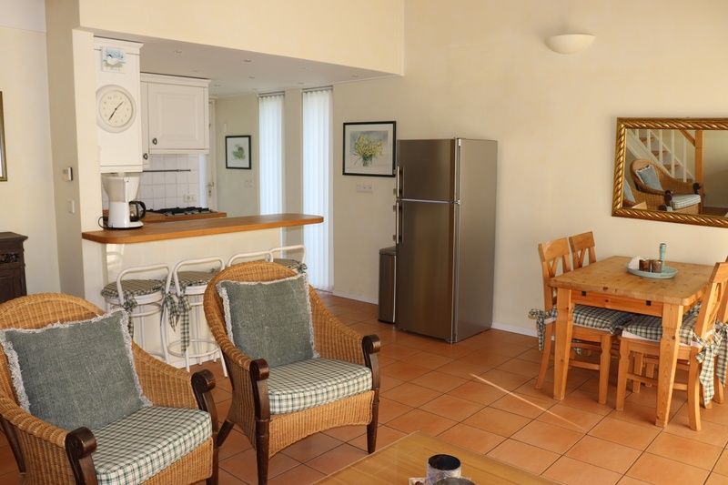 Geraeumiges Esszimmer mit Kuehlschrank im Ferienhaus Gortersmient 264, De Dennen, Texel.