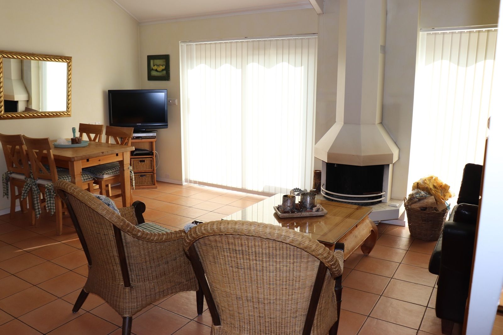 Wohnzimmer mit Kamin und Fernseher im Ferienhaus Gortersmient 264, De Dennen, Texel.