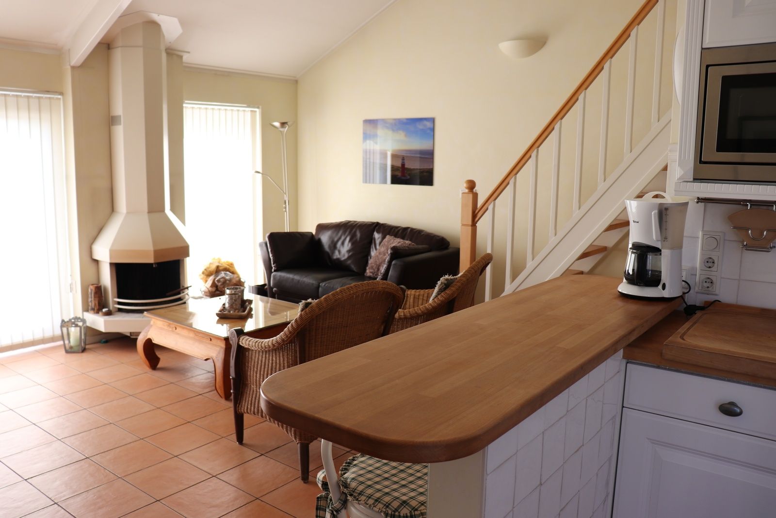 Sitzecke mit Ledersofa im Ferienhaus Gortersmient 264, De Dennen, Texel.