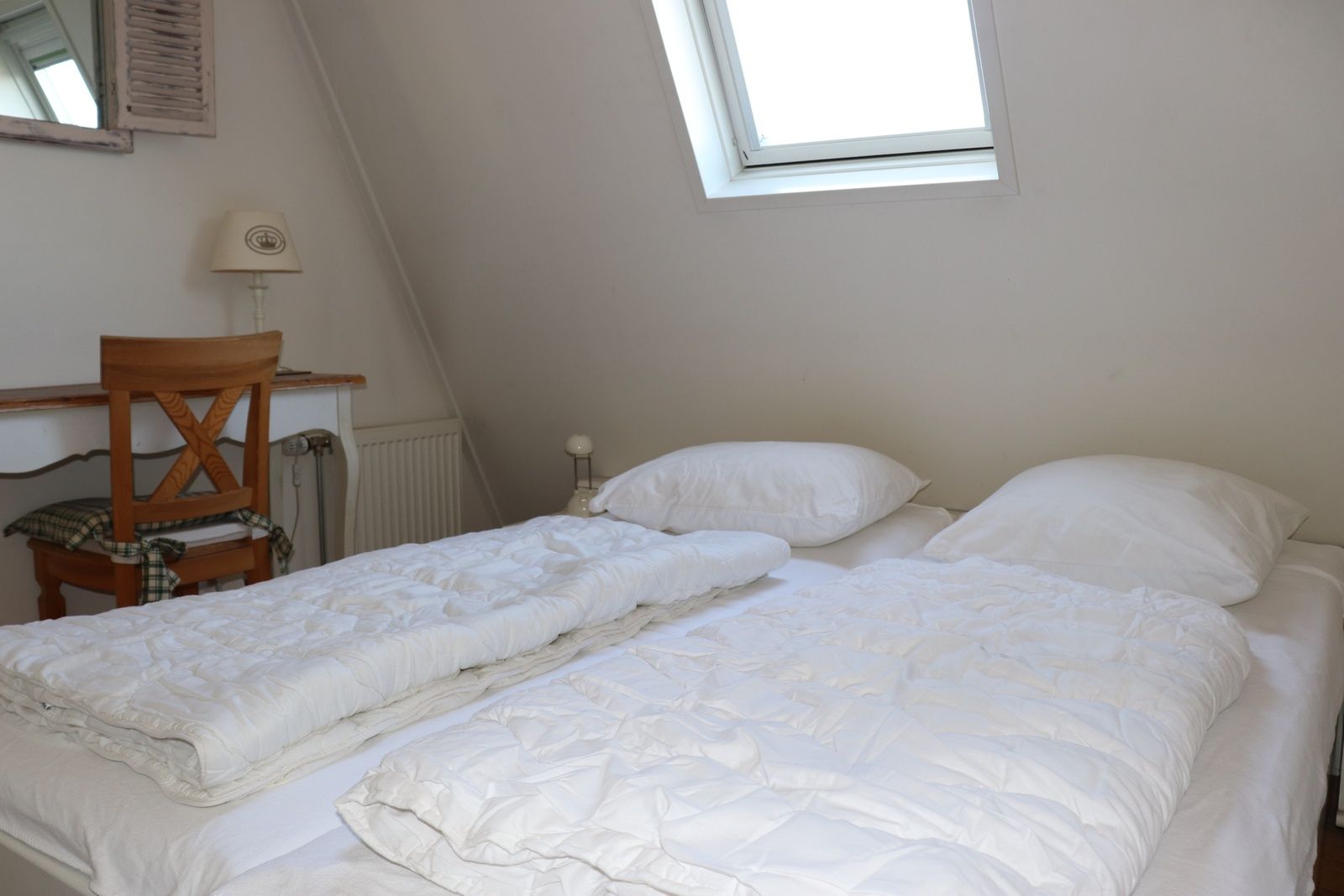 Schlafzimmer mit Dachfenster im Ferienhaus Gortersmient 264, De Dennen, Texel.